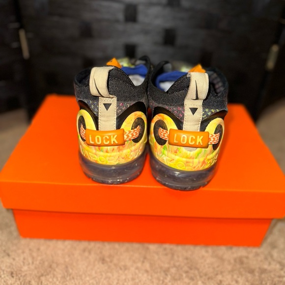 Nike FlyKnit Vapermax - Picture 6 of 9